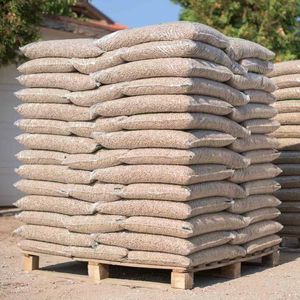 Granulés de bois de pin européen de qualité supérieure 15 kg certifiés DIN Plus Briquettes de 6 mm de diamètre - Product Image 1