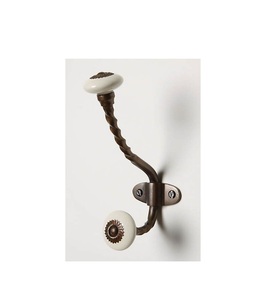 Petits crochets muraux en métal de forme efficace et de ton neutre parfaits pour les pièces compactes ou polyvalentes - Product Image 1