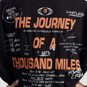 T-shirt Miles en noir, jersey 100% coton, poids du tissu 180g/240g, style hip hop, respirant, impression sérigraphique, impressions de logo en sérigraphie - Product Image 4