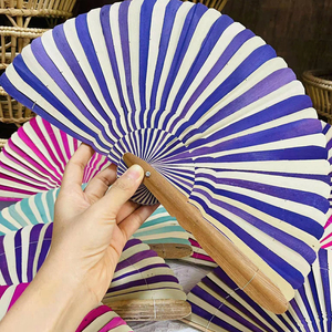 Ventilador decorativo hecho a mano de hoja de palma, accesorio de refrigeración respetuoso con el medio ambiente, recuerdo de boda ligero para exteriores de Vietnam - Product Image 1