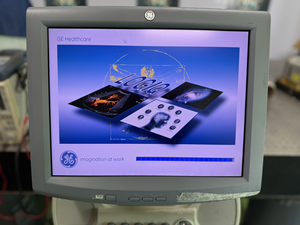 Appareil à ultrasons GE LOGIQ P5 modèle 2010 avec sonde linéaire 12L et sonde convexe C4 8 - Product Image 6