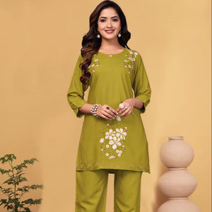 Ensemble coordonné élégant jaune moutarde pour femmes avec broderie lourde au niveau du col et pantalon droit de qualité supérieure - Product Image 1