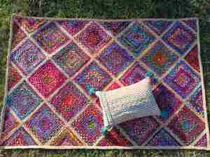 Tapis de créateur à motif zigzag et motifs de broderie de style Rajsasthani et matériel en coton fait main 100% pour la décoration - Product Image 3