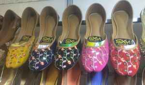 Perles de couleur or et argent Khussa Sandales Khussa en velours faites à la main pour femmes avec perles - Product Image 4