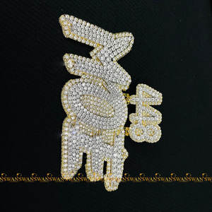 Un hermoso Diamante de moissanita de corte brillante redondo de Plata de Ley 925 totalmente helado con colgante de estilo Hip Hop con letras - Product Image 2