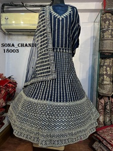 Venta al por mayor verano pesado bordado neto Lehenga 2,4 m Dupatta 1,2 m satén blusa Jarkan espejo trabajo B2B exportación listo para el invierno - Product Image 4