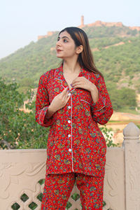 Conjunto de pijama informal bohemio con estampado Floral Summer Breeze 100% tejido de seda polivinílica transpirable cómodo para uso diario y nocturno para mujer - Product Image 2