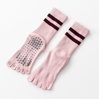 Pilates Grip Chaussettes Logo Personnalisé 5-Toe Anti-Slip Crew Yoga Chaussettes avec Design Rayé Orteils Séparés pour les Femmes ODM Vente en Gros