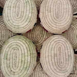 Plateau en jonc de mer tissé à la main / Assiette ronde tissée décorative avec motif vibrant pour décoration murale, présentation de fruits - Product Image 5