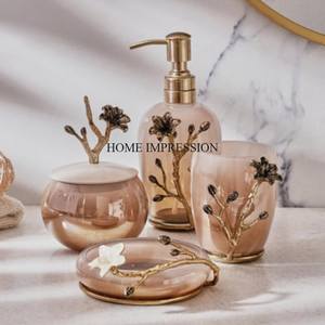 Distributeur de savon liquide fabriqué avec miroir en verre aspect royal de qualité luxueuse avec pompe plaquée or et créateur de fleurs et de feuilles d'Inde - Product Image 1