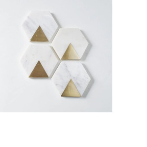 Ensemble de 4 sous-verres en marbre blanc rond de qualité supérieure en pierre polie style 'Love' pour la décoration intérieure - Product Image 2