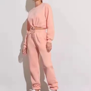 Chándal de felpa francesa liso personalizado, sudadera recortada con cuello redondo, conjunto de 2 piezas, chándal de algodón y poliéster para mujer - Product Image 5