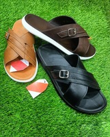 Pantoufles en cuir PU pour hommes Sandales décontractées à enfiler avec semelle en PU souple Sandales à la mode pour hommes avec logo personnalisé Vente en gros d'été
