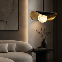 Lustre LED en métal courbé style Wabi-Sabi, noir et or, globe moderne sur mesure, pièce d'art noble et majestueuse