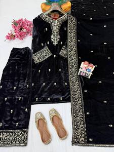 Tenue de soirée, haut et bas de créateur et dupatta avec des paillettes et des broderies en zari - Product Image 2
