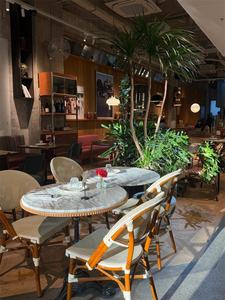 <span class=keywords><strong>Table</strong></span> de salle à manger de style <span class=keywords><strong>bistrot</strong></span> avec plateau en <span class=keywords><strong>marbre</strong></span> et chaises en rotin tressé pour restaurant, café, hôtel, mobilier commercial d'intérieur - Product Image 5
