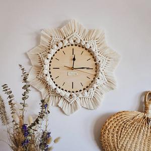 Horloge murale en macramé blanche élégante pour les intérieurs contemporains, offrant une décoration murale artistique et un style fonctionnel en provenance d'Inde - Product Image 1