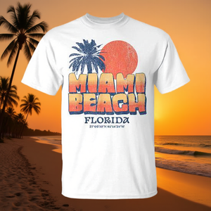 T-Shirt Promozionale Personalizzabile Stile Vintage con Tramonto Retrò e Palme di Miami Beach, Florida - Product Image 3
