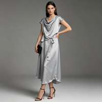 Robe midi élégante pour femme en satin gris à col drapé, taille nouée et ourlet asymétrique, idéale pour le bureau ou les occasions formelles