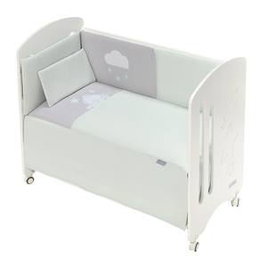 Ensemble de lit bébé moderne vert 3 pièces - 60x120 cm en coton gaufré tissé - Comprend une couette, une barrière et un oreiller - Inspiré par Viggo - Product Image 1