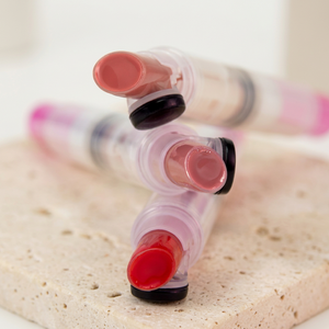 Práctico Bálsamo Labial Brillante Color Coral que Mejora la Complexión con Sensación Refrescante y Tapa Automática para el Cuidado Diario - Product Image 1
