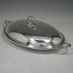 Plato de servir de metal antiguo con tallas ornamentadas Acento perfecto para interiores inspirados en el patrimonio y estilos caseros clásicos - Product Image 2