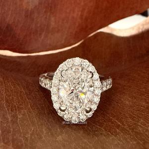 Bague de fiançailles solitaire halo en or massif 14 carats avec diamant CVD ovale de 3 carats certifié IGI - Product Image 1