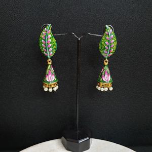 Pendientes de araña de moda Jhumki pintados a mano verdes - Product Image 1