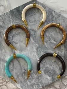 Colgantes de cuerno y hueso con tema de media luna hechos a medida ideales para diseñadores de joyería de moda adecuados para reventa - Product Image 5