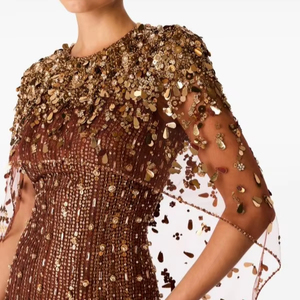 Vestido de fiesta de noche con cuentas marrones con cuello redondo largo Capas DE TRABAJO DE Patra Silueta recta con cuentas y lentejuelas para la fiesta - Product Image 1