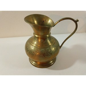 Pichet en laiton de haute qualité avec motif de fleur et de feuille gravé Pichet en laiton décoratif avec poignée - Product Image 1