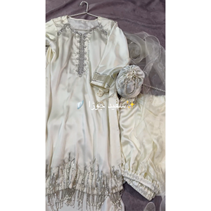 Vestido sencillo de chifón blanco con cuello redondo y pedrería, diseño Salwar Kameez para niñas/mujeres, ideal para la madre de la novia en Pakistán. - Product Image 5