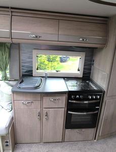 Autocaravanas de lujo usadas 2024 en venta para aventuras de camping con aire y agua. - Product Image 2