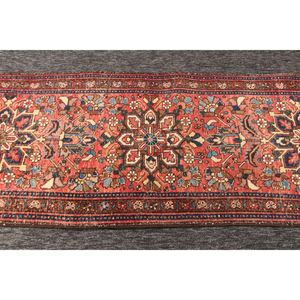 Tapis turc 2,4 x 7,7 pieds, rouge géométrique avec éléments floraux, tapis vintage - Product Image 5