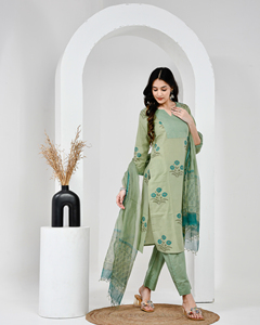 Ensemble de costume en coton vert Aabroo avec dupatta en mulmul, impression à la main, ensemble de costume fait à la main - Product Image 3