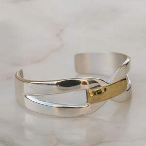 Pulsera Abierta Personalizada con Grabado para Mujer, Joyería de Diseño Hecha de Latón con Baño de Oro, Venta Directa de Fábrica - Product Image 5