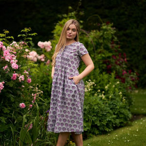 Vestido Bohemio de Algodón Lotus Lake, Estampado Floral en Bloque a Mano, Color Lila Grisáceo, Informal, Ocasional, Moda Ética - Product Image 1