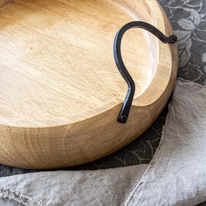 Plateau décoratif rond en bois d'acacia de bonne qualité, avec poignées en métal, vente en gros - Product Image 4
