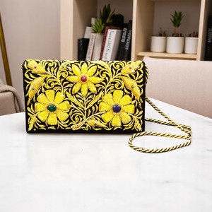 Bolso de mano elegante hecho a mano para mujer con intrincado bordado Zari para ocasiones especiales de Mujer Accesorios de monedero de fiesta - Product Image 1