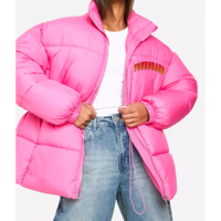 Jaket Puffer Wanita OEM Warna Pink Bahan Katun Ukuran Besar Tahan Air Berhias Mutiara Hangat Berlapis Kapucong Resleting Logo Kustom Rivet