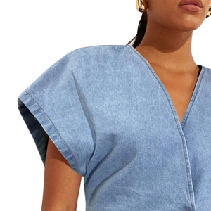 Blusa Casual de Manga Corta con Cuello en V y Botones para Mujer, Estilo Envolvente, en Mezclilla Azul Claro Lavada, para Uso Diario en la Oficina, Corte Regular - Product Image 3