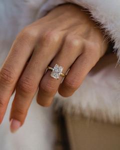 Bague de fiançailles Solitaire Moissanite coupe rayonnante 12x8mm en serti or classique à quatre griffes | Bijoux fins de mariage de mariée - Product Image 4