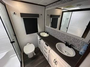 Remolque de Campamento Usado en Excelentes Condiciones, Nuevo Modelo 2022 Dutchmen A-t-l-a-s 3172R-L-K-B en Venta para Campamento y Viajes - Product Image 2
