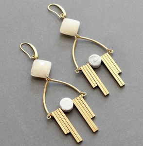 Boucles d'oreilles pendantes en métal avec motifs gravés et style vintage, parfaites pour les tenues traditionnelles et inspirées. - Product Image 6