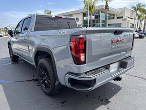 Sierra 1500 Elevation Crew Cab 4WD 2024 Usada en Excelentes Condiciones, Volante a la Izquierda, Interior Oscuro, Asientos de Tela ACC, Neumáticos R19 - Product Image 6