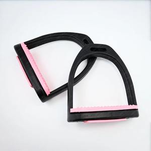 Estribos de plástico ergonómicos para montar a caballo estables y seguros construidos para comodidad y pantalones de control - Product Image 6