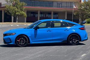 Civic Type R AWD 2024, Bajo Kilometraje, Caja de Cambios Automática, Volante a la Izquierda, Gasolina, Cuero Oscuro, R18 - Product Image 2