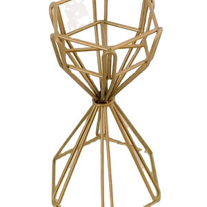 Bougeoir vintage en laiton, base trépied ornée, élégance patinée, fabriqué en Inde - Product Image 1