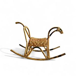 Chaise à bascule pour enfants en rotin écologique naturel, conçue pour des mouvements doux et amusants, en provenance du Vietnam - Product Image 1