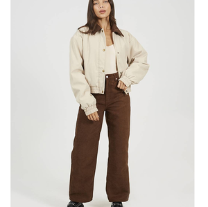 เสื้อแจ็คเก็ตวาร์ซิตี้ผู้หญิง ODM ทรงปกติ แฟชั่นติดกระดุมเต็มตัว สำหรับชุดยูนิฟอร์มสำนักงานและวิทยาลัย ผ้าฝ้ายแคนวาส ทรงบอมเบอร์ - Product Image 2